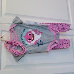 Baby Girls BABY SHARK 3 pc Outfit Bodysuit Pants Headband Size 6/9 mo NWT